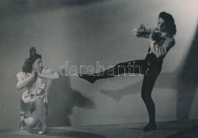 cca 1935 Leichtner Erzsébet vintage fotója a Szentpál Olga mozgásművészeti iskola növendékiről, pecs...