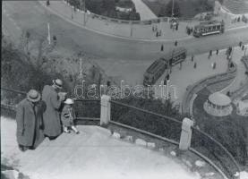 cca 1930 Budapest, Erzsébet híd budai hídfő, kanyarodó 19-es (?) villamos, korabeli negatívról készült modern nagyítás, 13x18 cm