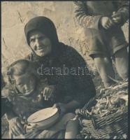 cca 1930 Ebéd a nagyinál, jelzés nélküli szociofotó, 19x18 cm