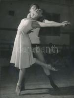 cca 1960 Kotnyek Antal (1921-1990) fotóriporter vintage  felvétele Kiss Teri balettművészről, sarkán törésvonal, 21,5x16 cm