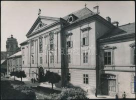 1958 Eger, Megyeháza és a Tanítóképző Főiskola, vörös csillagokkal ékesítve, a kép sarkán törésvonal, feliratozva, 18x24 cm