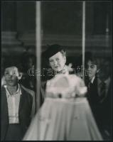 cca 1987 II. Margit dán királynő Budapesten, 3 db fénykép, kettőt Pólya Z. készített, 13x18 cm és 16...