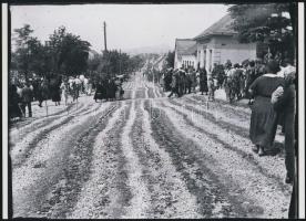 cca 1925 Budaörs ünnepnap és hétköznap, a Kankowszky család hagyatékában őrzött 2 db eredeti negatívról készült modern nagyítások, 13x18 cm