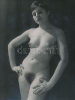 cca 1970 A test esztétikája, 5 db finoman erotikus fénykép, 18x13 cm / cca 1970 5 erotic photos, 18x13 cm