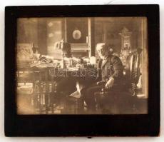 Hegedüs Sándor (1847-1906.) magyar újságíró, miniszter, a Magyar Tudományos Akadémia tagja. a dolgozószobájában nagyméretű fotó. Üvegezett fa keretben. 24x18 cm