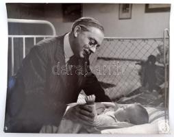 1952 Feleki Kamill(1908-1993) az Állami áruház című film egy jelenetében, Magyar Film Fotó, 23x29 cm