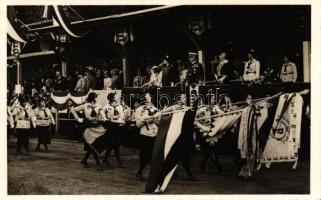 1939 Gödöllő, I. Pax-Ting leánycserkész világtalálkozó, magyar cserkész csapat felvonulása, Horthy Miklós, Purgly Magdolna és a díszvendégek