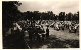 1939 Gödöllő, I. Pax-Ting leánycserkész világtalálkozó, dán cserkész csapat felvonulása a megnyitón (fl)