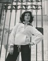 cca 1970 Lackovich László pecséttel jelzett 2 db vintage divatfotója, 18x23 cm