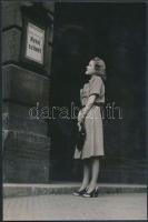 1942 Tamás Ilona(1913-1943) operaénekes, Rozgonyi 2 db pecséttel jelzett, feliratozott vintage fényképe, 18x12 cm