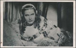 1944 Karády Katalin (1910-1990) színésznő, énekes aláírása egy a művésznőt ábrázoló Filmbolt által kiadott nyomtatványon, 9x13cm