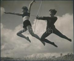 cca 1935 Ugrás íjjal, jelzés nélküli vintage fotó Szentpál Olga mozgásművészeti iskola két növendéké...