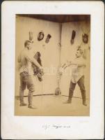 1895 Ellinger Ede: Vívómester iskolája, hidegpecséttel jelzett, feliratozott, kartonra ragasztott fénykép, 20x15 cm, karton 27x21 cm