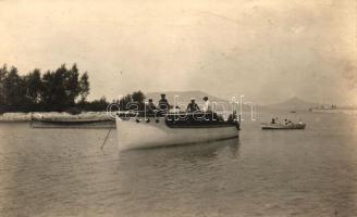 1922 Fonyód, Gróf Forgách díjnyertes 'Margit' motorcsónakja a Balatonon, photo (vágott / cut)