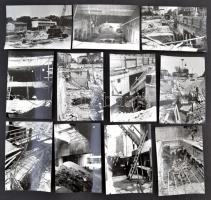 1975 Budapest, Deák téri aluljáró rendszer építése, 33 db fénykép, 9x13 cm
