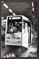 1988 Budapest, új villamosok átvizsgálása a Fehér úti járműtelepen, 16 db fotó, 9x14 cm