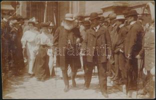 Az 1907 évi Osztrák-Magyar Kiegyezés megkötése alkalmából a kormánytagok és a parlament tagjai Budapest utcáin. Középen  Madarász József (1814-1915) magyar politikus, országgyűlési követ, országgyűlési képviselő  rövid ideig a magyar képviselőház elnöke. Fotólap, 9x13cm