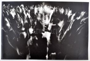 cca 1980 Fuszenekker Ferenc: Táncház, pecséttel jelzett vintage fotóművészeti alkotás, felületén törésnyommal, 27x40 cm