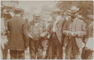 Az 1907 évi Osztrák-Magyar Kiegyezés megkötése alkalmából a kormánytagok és a parlament tagjai Budapest utcáin.  Fotólap, 9x13cm