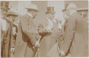 Az 1907 évi Osztrák-Magyar Kiegyezés megkötése alkalmából a kormánytagok és a parlament tagjai Budapest utcáin.  Fotólap, 9x13cm
