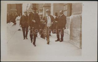 Az 1907 évi Osztrák-Magyar Kiegyezés megkötése alkalmából a kormánytagok és a parlament tagjai Budapest utcáin.  Fotólap, 9x13cm