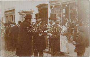 Az 1907 évi Osztrák-Magyar Kiegyezés megkötése alkalmából a kormánytagok és a parlament tagjai Budapest utcáin.  Fotólap, 9x13cm