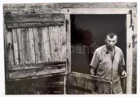 cca 1975 Gilyán Sándor: Somogyi gazdálkodó, feliratozott vintage fotóművészeti alkotás, kartonra kasírozva, 27x40 cm