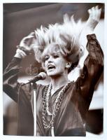 cca 1978 Menesdorfer Lajos: Suttogva és kiabálva, pecséttel jelzett vintage fotóművészeti alkotás, 40x30 cm