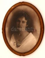 Ovális keret fényképpel, apró hibával, belső: 46×36 cm, külső:55×42