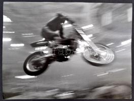 cca 1980 Gyenge Győző: Levegőben, pecséttel jelzett vintage fotóművészeti alkotás, 30x40 cm