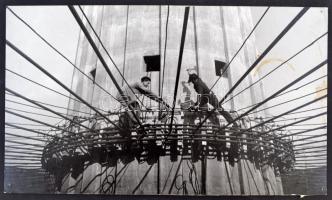 cca 1980 Horváth Ákos: Víztorony építők, feliratozott vintage fotóművészeti alkotás, kartonra kasírozva, foltos, 23x39 cm