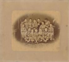 cca 1875 Gyermeknevelő intézetben készült csoportkép, hátoldalon nevekkel, 13,5x16 cm, karton 21x23 cm
