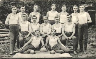 Telocvicna jednota 'Sokol' v Nem. Kynicich 1913 Fot. zavod D. Klic /  Czech Sokol sport team in Kynice