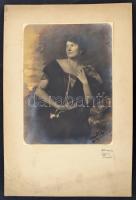 1917 szeptember 19. Franz Lőwy bécsi műtermében készült felvétel Gittáról, 22x16,5 cm, karton 36x24 cm