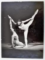 cca 1975 Balett-táncosok, kartonra kasírozva, 40x30 cm