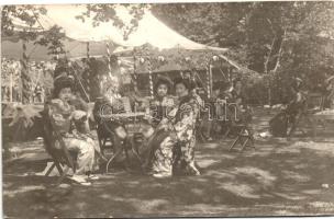 Japán gésák egy rejtőzködő férfi társaságában, hátoldalon francia nyelvű írás a képen zajló kerti mulatságról / geishas with a 'hiding' gentleman (interesting French handwriting on backside), photo
