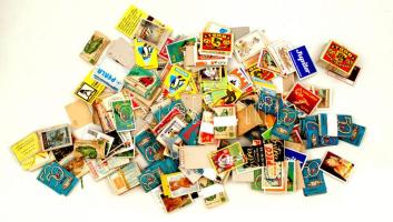 Kb 1000 db gyufacímke sorozatonként kötegelve, dobozban