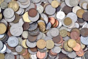 632db-os vegyes magyar és külföldi fémpénz tétel 34 klf országból, fém dobozban, közte Amerikai Egyesült Államok, Belgium, Jugoszlávia, Románia T:vegyes