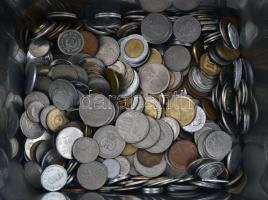 636db-os vegyes magyar és külföldi fémpénz tétel 32 klf országból, fém dobozban, közte Franciaország, Jugoszlávia, Nagy-Britannia, Spanyolország T:vegyes
