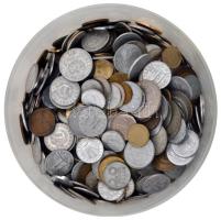 784db-os vegyes magyar és külföldi fémpénz tétel 39 klf országból, fém dobozban, közte Ausztria, Hollandia, Szovjetunió T:vegyes