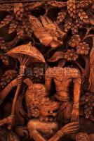 cca 1980 India, Rakshasas és majmok csatája, aprólékos fa faragás, falikép, apró hibával, 33×70 cm