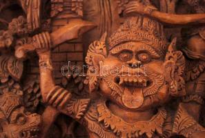 cca 1980 India, Rakshasas és majmok csatája, aprólékos fa faragás, falikép, apró hibával, 33×70 cm