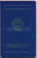 1984 A Magyar Népköztársaság által kiadott fényképes "kék útlevél", benne távol-keleti pecsétekkel, devizakiviteli-engedéllyel.