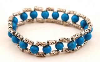 Türkiz gyöngyökkel díszített nyaklánc és karkötő, 2 db