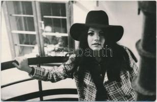 Zalatnay Sarolta (1947-) magyar énekesnő, író Idegenforgalmi Propganda pecséttel jelzett fotója, 9x14cm