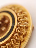 Arany (Au.) 14k filigrán melltű, zománc díszítéssel, gyémánttal, mini gyöngyökkel, d:3 cm, bruttó:11...