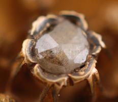 Arany (Au.) 14k filigrán melltű, zománc díszítéssel, gyémánttal, mini gyöngyökkel, d:3 cm, bruttó:11...