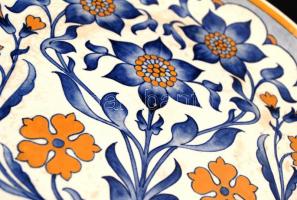 Schwaz tányérok (2db), kézzel festett, jelzett, egyiken apró máz hibával, d:26 cm