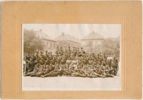 cca 1938-1945 Katonai egység csoportképe, kartonra kasírozott fotó, 12x17 cm, karton 17x25 cm