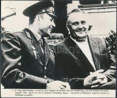 Jurij Gagarin űrhajós és Szergej Koroljev akadémikus, feliratozott sajtófotó, 20x24 cm